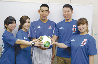 内堀選手（写真中央）、利根川俊介コーチ（右から２番目）をLiLiの３人が激励した