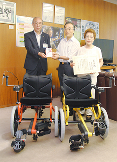 桐谷次郎県教育長（左）に目録を渡す千葉昭夫さんと圭子さん