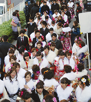 多くの晴れ着姿の新成人が新横浜に集う（昨年の様子）