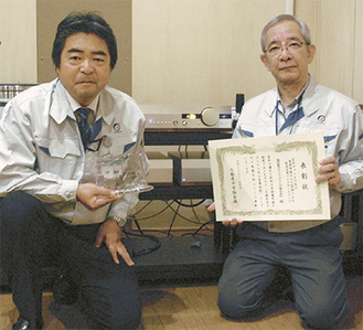 コントロールアンプの前に座る斉藤部長（右）と北澤社長