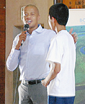 ツワナ語を指導するテレケロ書記官（左）