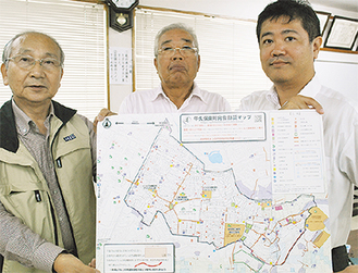 マップを持つ右から高橋さん、安藤会長、宮本副会長