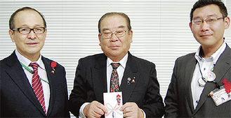 左から小塚社長、岩嶋支会長、八木事務局長