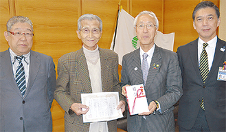 長澤委員長（左から２人目）と長谷川会長（右から２人目）