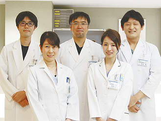 「脳神経センター」として診療科の枠を超えて連携する若手医師。左から高野医師、下邨医師、佐藤医師、桒田医師、平元医師