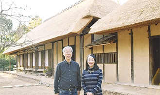 葺き替えられた古民家と岡本さん(右)と理事の木村格さん