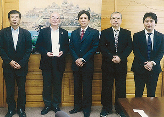 橘会メンバーと渡邉所長（左から２人目）