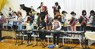 小学５・６年が楽器演奏を披露