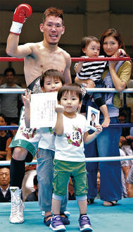 試合終了後、妻と子ども３人をリングに上げて喜ぶ齊藤選手
