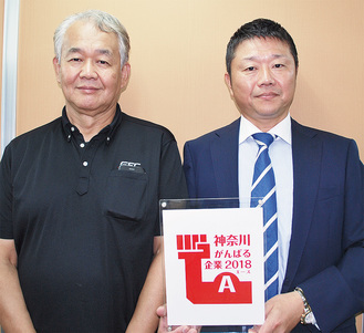 鈴木代表（右）と技術顧問の高塚勝春さん