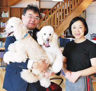 高橋代表（左）と北川スタッフ、愛犬のさくら・さつきもお出迎え