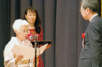 記念品を袴田校長に贈呈する中川会長（写真左）