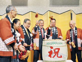 鏡開きで笑顔の村田実行委員長（右から3人目）と中野区長（右から2人目）