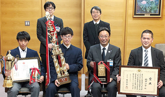 前列左から区役所を訪れた平川さんと福田さん、関係者ら
