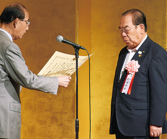 原田環境大臣（左）から表彰状を手渡される岩嶋さん