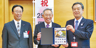 中野創区長（左）と村田委員長（中央）、串田統括局長