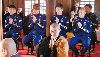 必勝を祈願する（左から）喜田選手、扇原選手、遠藤選手、マルコス選手