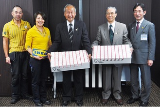 ＩＫＥＡの野山さん（写真左から2番目）からＬＥＤ電球を受け取った大柴会長（写真中央）と澁谷会長