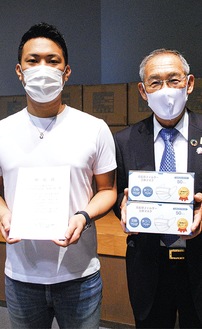 感謝状を持つ高橋代表（左）と村田会長