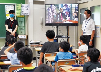 テレビに映るンコロイ大使と茅ケ崎小児童