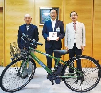 寄贈された自転車を前に、（右から）舟橋会長、中野区長、齊藤周年事業実行副委員長