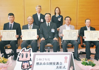 賞状を手に持つ（左から）福知さん、桑原さん、金子さん、三好さん