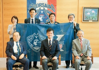 区役所を訪れた植田社長（前列中央）と竹田選手（後列左から２番目）