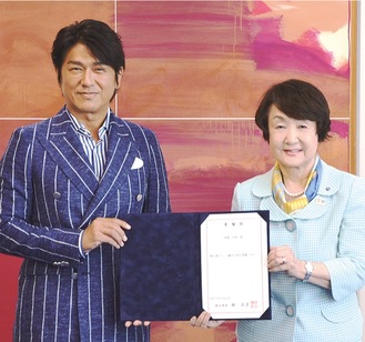 林市長（右）から委嘱状を受け取り、大使として活躍を誓う高橋さん