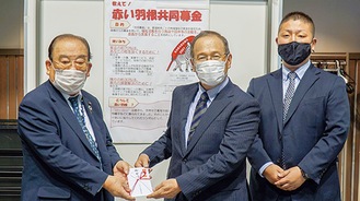 左から岩嶋支会長、小塚社長、齋藤業務部長