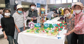 茅ケ崎長寿会に所属する折り紙を楽しむ会のメンバーと作品