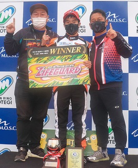 優勝に笑顔を見せる（左から）竜一さんと悠磨さん、所属チームの中島高広代表