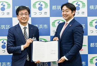 佐藤区長（左）と矢野代表取締役