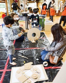 様々な形のダンボールで工作を楽しむ子どもたち