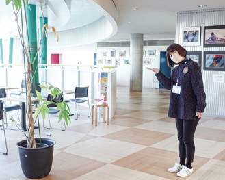 リニューアルした２階を紹介する職員