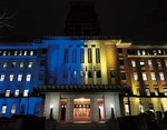 ウクライナの国旗カラーにライトアップされた県庁本庁舎