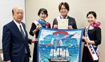 就任式で横浜繊維振興会の松村俊幸会長（左）から任命証が手渡された。昨期の大使と共に