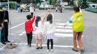 横断歩道の渡り方を学ぶ児童