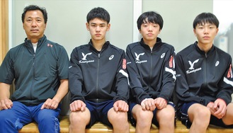 畠さん、木村さん、水井さん、三村教諭（右から）