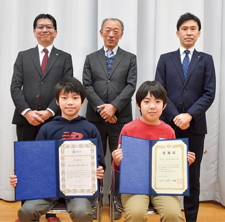 感謝状を受け取った齊藤さん（前列左）と高田さん（同右）