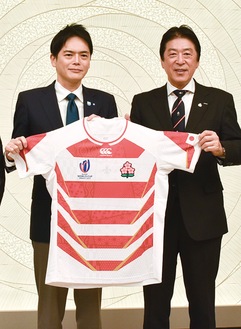 山中市長（左）に日本代表ジャージを贈った土田会長（右）
