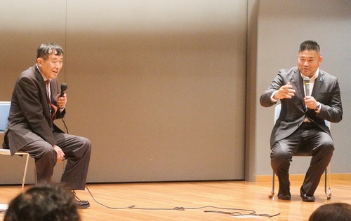 熱弁を振るう秋山さん（左）