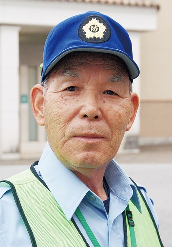 迷惑電話防止機能設置を勧める坂根さん