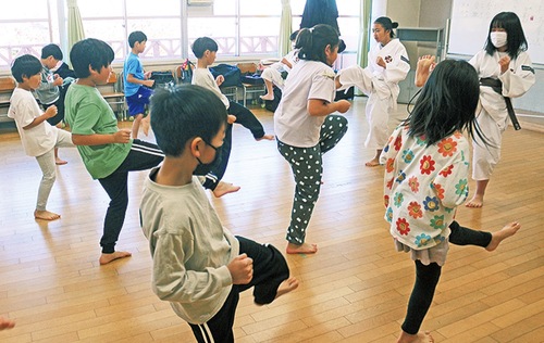 コツを教わりながら蹴りの練習