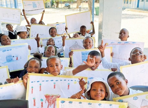 ベン・テマ小学校の児童ら