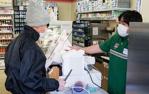 「金を出せ！」と怒号が飛ぶ