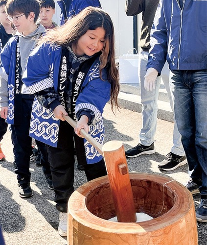 餅をつく独逸学園の児童