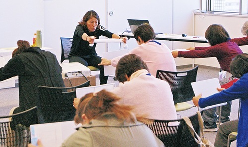 体操のやり方をレクチャー