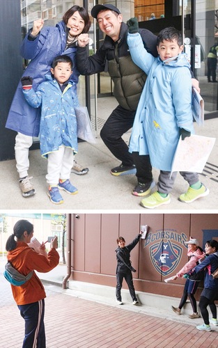 スタート前に意気込みを語る笹谷一家（上）、チェックポイントで指定の写真を撮る参加者（下）