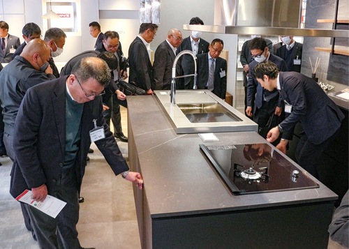 ショールームを体感する関係者