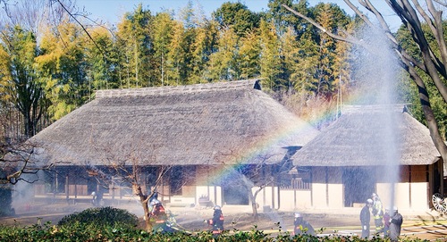 旧長沢家住宅で一斉放水